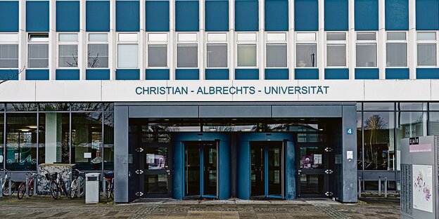 Der Eingang zum Verwaltungsgebäude der Christian-Albrechts-Universität in Kiel.