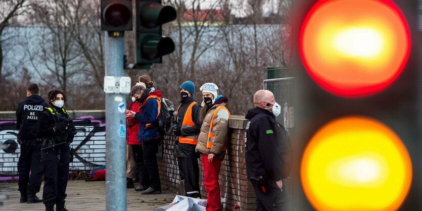 Menschen stehen neben einer Ampel