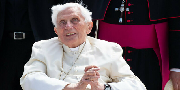 Josep Ratzinger mit gefalteten Händen