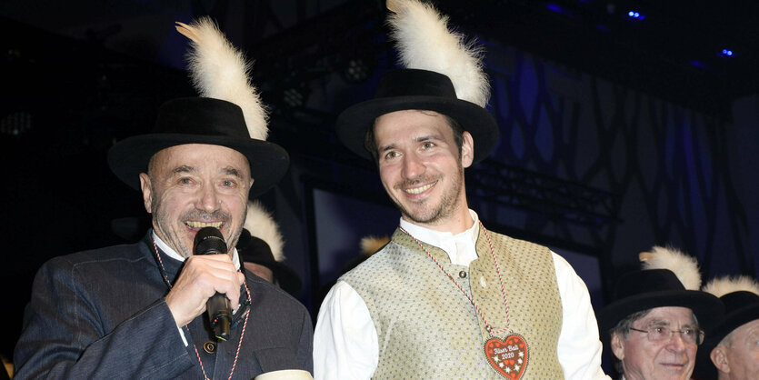 Vater und Sohn: Christian und Felix Neureuther 2020 am Nockherberg in zünftiger Tracht.