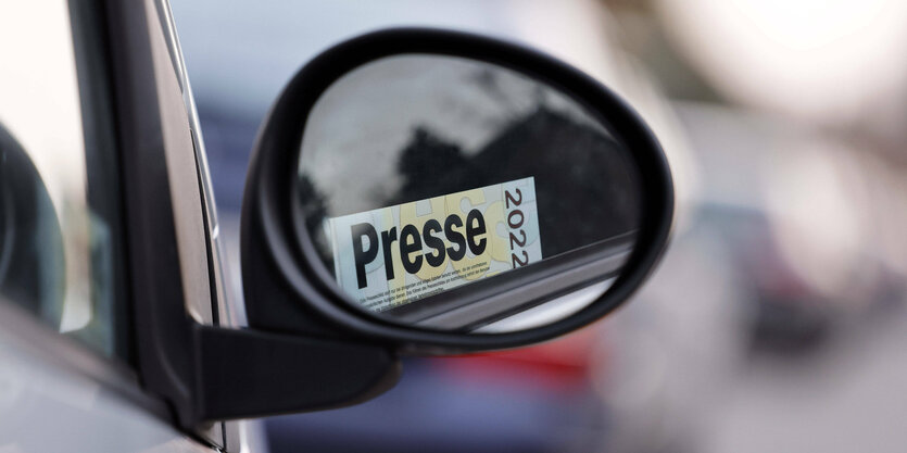 Rückspiegel mit Presseschild.