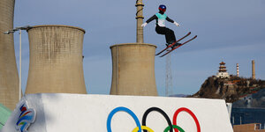 Freestyle Skifahrerin Eileen Gu bei einem Sprung.