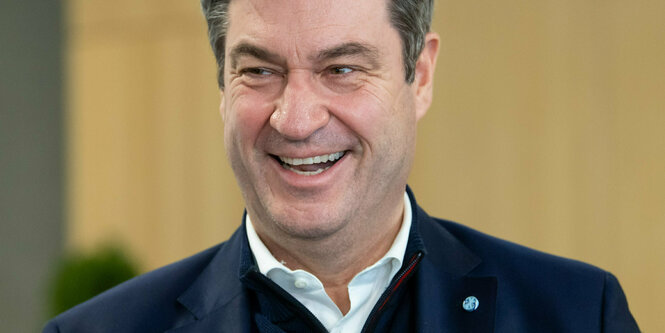 Ministerpräsident Markus Söder lacht.