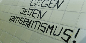 Gegen jeden Antisemitismus - steht auf eine Toilettenwand