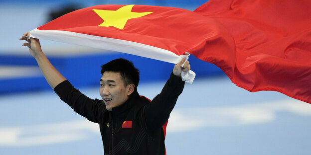 Gao Tingyu mit chinesischer Fahne auf der Eislaufbahn