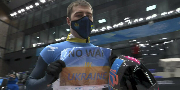 Skeleton-Fahrer Wladislaw Heraskewitsch mit Zettel mit Aufschrift "No war in Ukraine