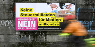 Plakatwand wirbt für Nein beim Referendum