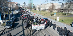 Mehrere hundert Neonazis ziehen durch Dresden