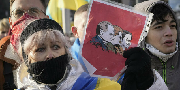 Eingemummelte Ukrainerin in Kiew bei einer Demo