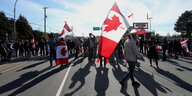 Menschen mit kanadischen Flaggen bei Protesten.