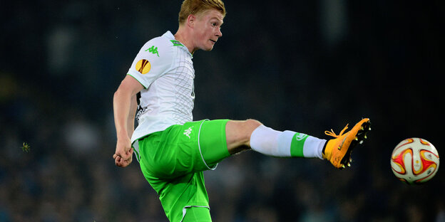 Kevine de Bruyne in spielt den Ball Kevine de Bruyne in spielt den Ball