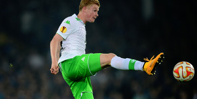 Kevine de Bruyne in spielt den Ball