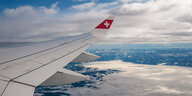 Flügel von Swiss-Air-Maschine über Alpenlandschaft