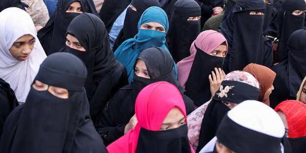 Frauen mit Kopftüchern bei Protesten.