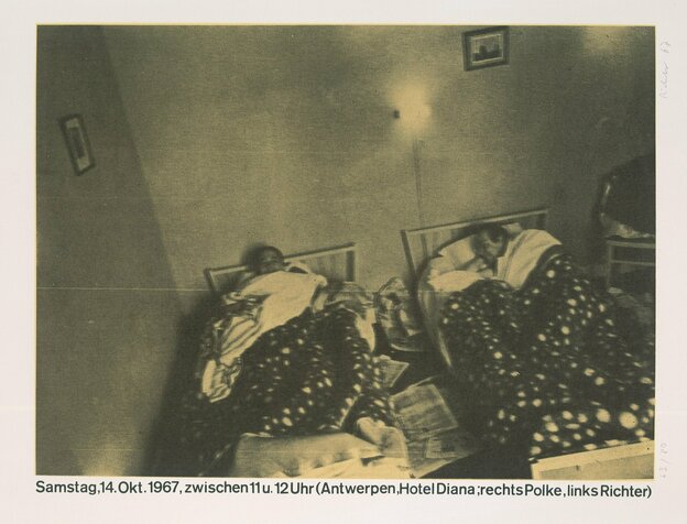 In einem Hotelbett liegen die Künstler Gerhard Richter und Sigmar Polke