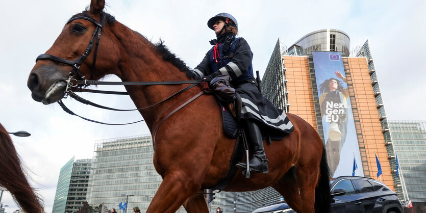 Polizei zu Pferd.