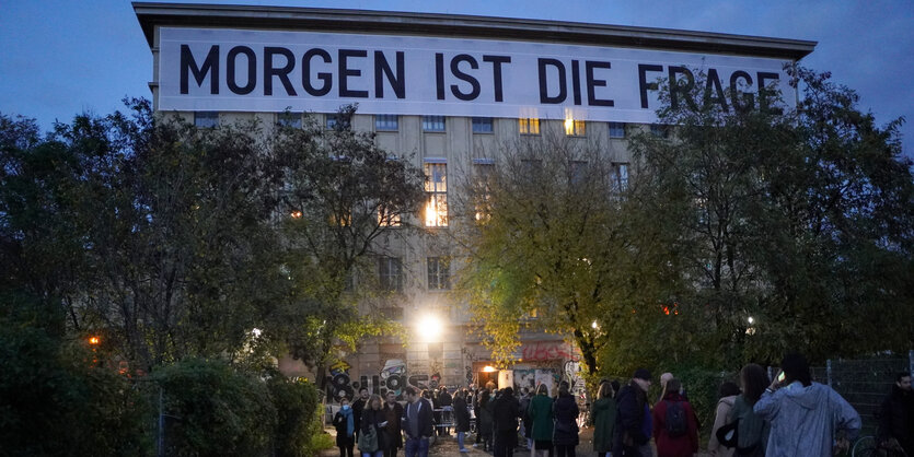 Menschen vor dem Berghain