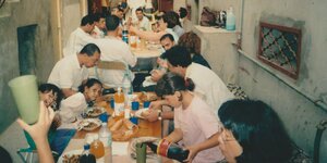 Algerische Familie an langer Tafel beim Essen