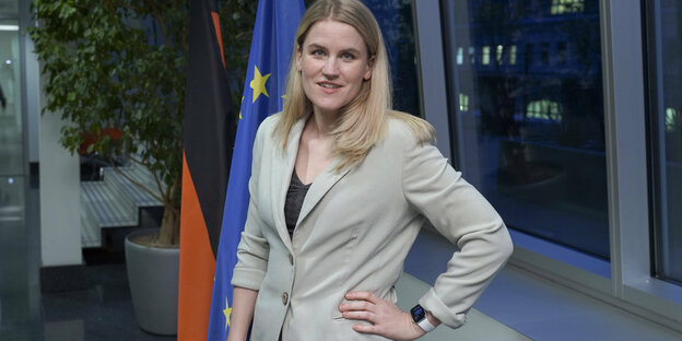 Die Whistleblowerin Frances Haugen vor deutscher Flagge und EU-Fahne