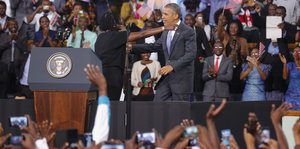 Barack Obama in einem Stadion in Nairobi, hier mit seiner Halbschwester Auma Obama