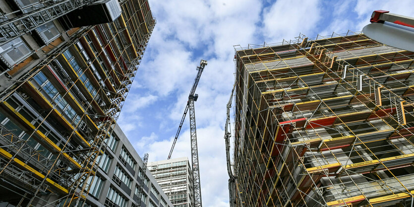 Baustelle eine Hochhauses mit Kran.