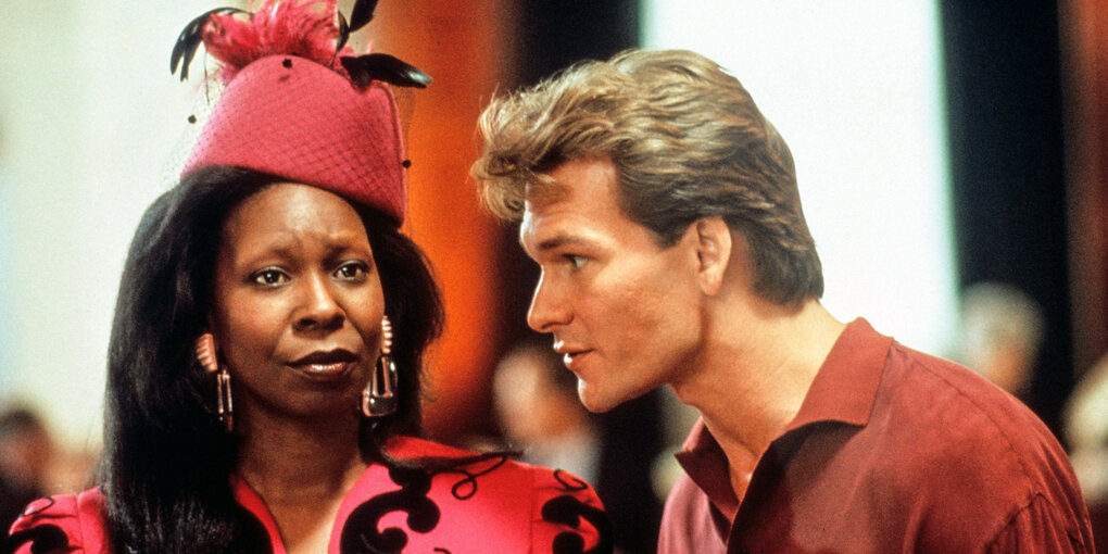 Whoopi Goldberg und Patrick Swayze in einer Filmszene.