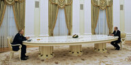 Putin und Scholz an einem sehr langen ovalen Tisch