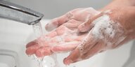Eine Frau wäscht sich die Hände. Die Handhygiene ist entscheidend, um die Ausbreitung des Coronavirus zu verlangsamen
