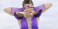 Kamila Walijewa hält auf dem Eis die Hände vor ihr Gesicht