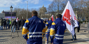 Zwei Mitarbeiter des Berliner Stromnetzes beim Streik.