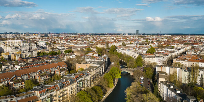 Eine Luftaufnahme von Kreuzberg und dem Landwehrkanal