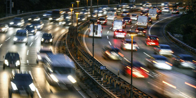 Dichter Verkehr auf der Autobahn A100. Berlin