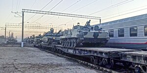 Auf diesem Videostandbild des Pressedienstes des russischen Verteidigungsministeriums sind russische gepanzerte Fahrzeuge nach dem Ende von Militärübungen in Südrussland auf Bahnsteige verladen worden