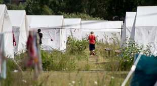 Ein Junge in der Erstaufnahmestelle für Flüchtlinge in Hamburg-Wilhelmsburg.