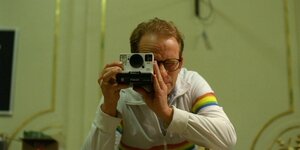 „An Impossible Project“: Jens Meurer mit einer Sofortbild-Kamera