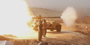 Eine Kanone der Peschmerga feuert auf Stellungen des Islamischen Staates, um die Stadt Bastamli im Irak zurückzuerobern