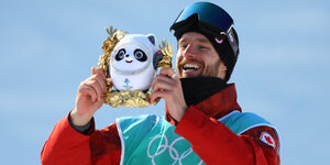 Kanada's Snowboarder Max Parrot hält Maskottchen in die Höhe