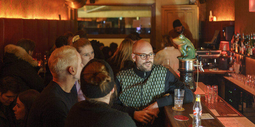 Tresen in der Daniela-Bar mit Besuchenden