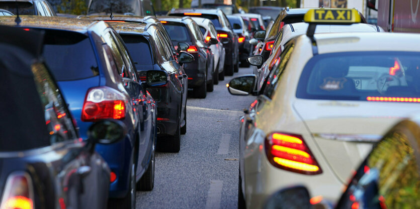 Autos stehen im Stau