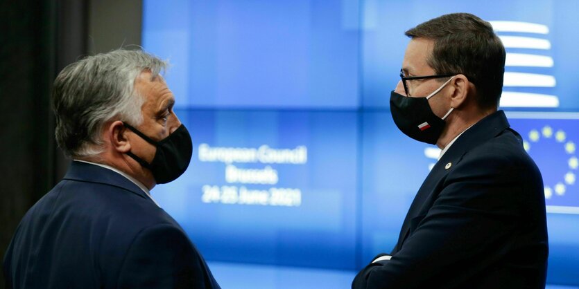 Mateusz Morawiecki und Victor Orban mit Maske