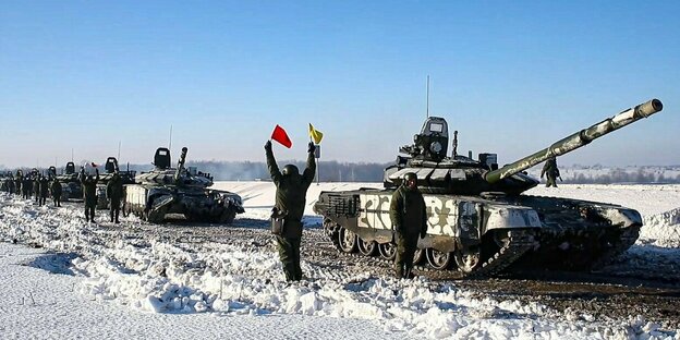 Russiche Panzer stehen im Schnee