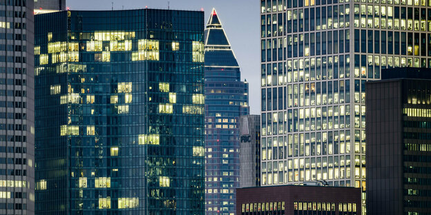 Teilweise erleuchtete Fenster bei bürotürmen in Frankfurt