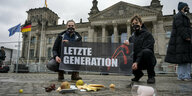 Nach der Übergabe eines offenen Briefs der Initiative «Essen Retten - Leben Retten» halten Aktivisten ein Transparent mit der Aufschrift «Letzte Generation» vor dem Bundestag