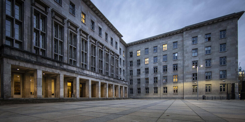 Ein großes Historisches Gebäude in der Abendstimmung