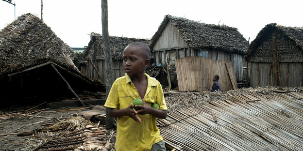 Madagaskar, Mananjary: Ein Junge steht vor einem zerstörten Haus, nachdem ein Wirbelsturm durch die Region gezogen ist.