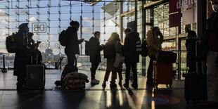 Reisende am Berliner Hauptbahnhof