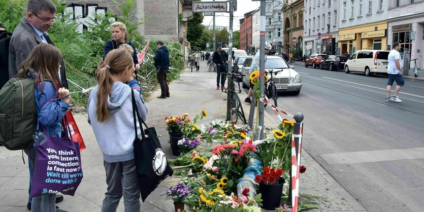 Menschen legen Blumen nieder