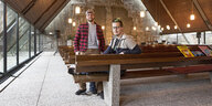 Die Pastoren Christopher Schlicht und Maximilian Bode sind in einer Kirche