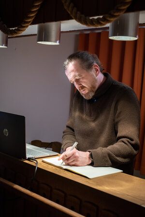 Ein Mann arbeitet an seinem Schreibtisch Ein Mann arbeitet an seinem Schreibtisch