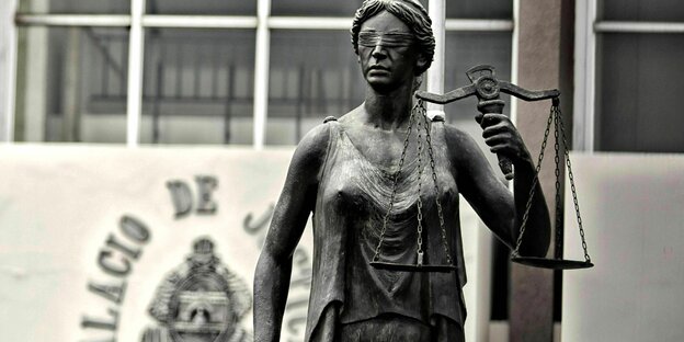 Skulptur von Themis, der Göttin der Gerechtigkeit, am Eingang des Obersten Gerichtshofs von Hondura